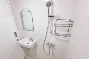 Deluxe-Studio | Badezimmer | Dusche, Handtücher
