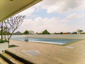 Una piscina al aire libre