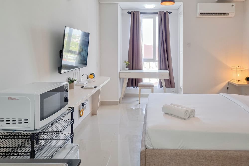 Comfortable And Homey Studio Room At Barsa City Apartment
