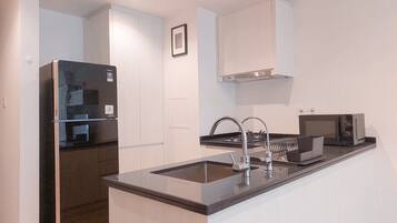 Apartamento luxo | Cozinha privada | Geladeira grande, micro-ondas, cooktop