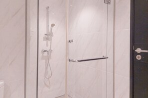 Departamento Deluxe | Baño | Regadera y toallas 