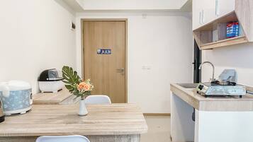 Appartamento Deluxe | Cucina privata | Frigorifero con congelatore, piano cottura, bollitore elettrico