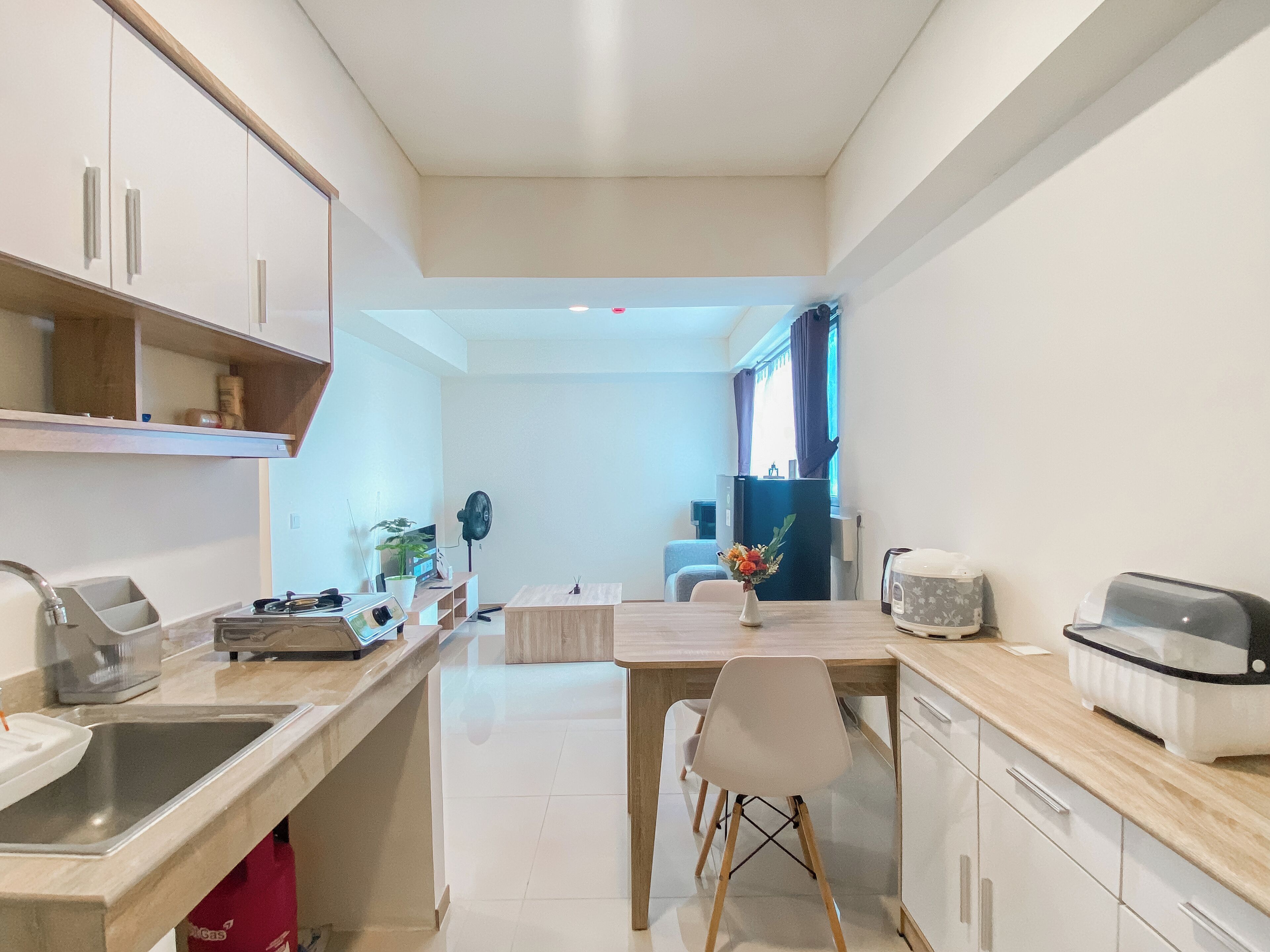 Apartemen Deluks | Dapur pribadi | Lemari es besar, kompor, ketel listrik, dan meja makan
