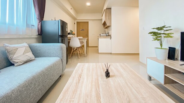 Un salon moderne avec un canapé, une table basse et un meuble pour la télévision.