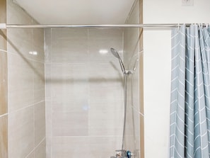 Apartamento luxo | Banheiro | Chuveiro, toalhas de banho