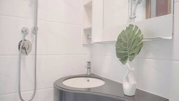 Studio | Bathroom | Shower, towels, soap, shampoo
