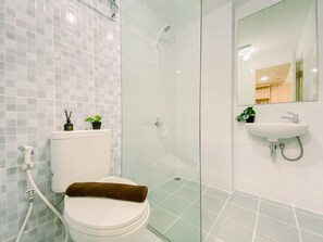 Huoneisto | Kylpyhuone | Suihku, pyyhkeet, saippua, sampoo