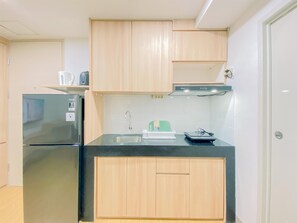 Appartement | Cuisine privée | Réfrigérateur, plaque de cuisson, cuiseur de riz, tables à manger