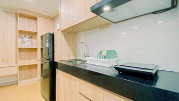 Apartament | Cuina privada | Frigorífic, placa de cuina, arrossera i una taula de menjador