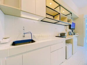 Mini-fridge, stovetop, rice cooker, dining tables - Comfy Studio At Tokyo Riverside Pik 2 Apartment (Teluknaga)