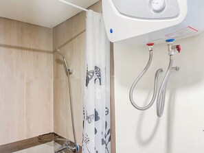 Apartment | Badezimmer | Dusche, Handtücher, Seife, Shampoo