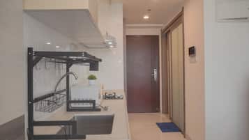 Studio | Cuisine privée | Réfrigérateur, micro-ondes, plaque de cuisson, cuiseur de riz