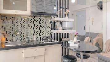 Apartamento | Cocina privada | Frigorífico, placa de cocina, arrocera y mesa de comedor