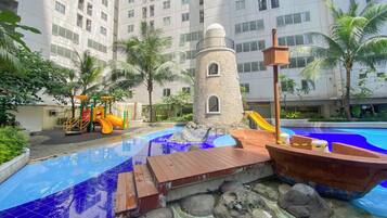 Una piscina al aire libre