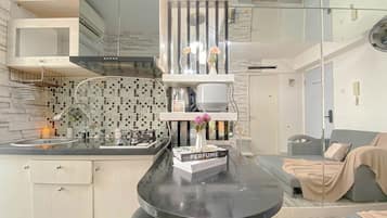 Apartamento | Cocina privada | Frigorífico, placa de cocina, arrocera y mesa de comedor