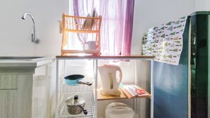 Studio | Private kitchen | Fridge, stovetop, rice cooker - Restful And Tidy Studio At Paltrow City Apartment (Semarang)