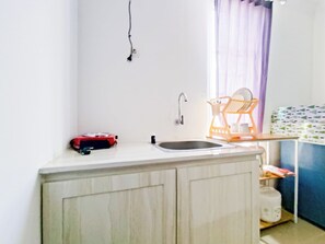 Private kitchen - Restful And Tidy Studio At Paltrow City Apartment (Semarang)