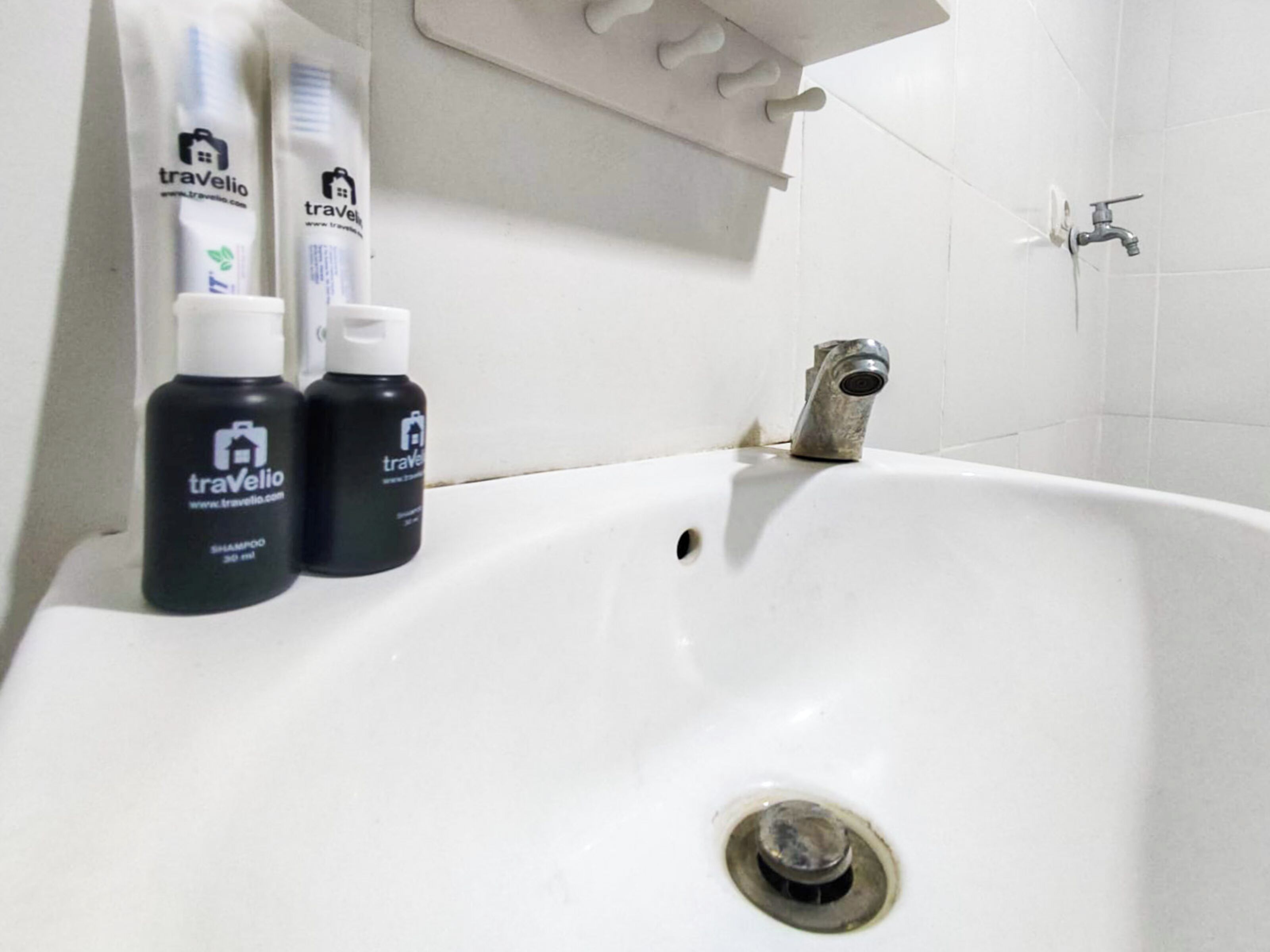 Studio | Kamar mandi | Shower, handuk, sabun, dan sampo