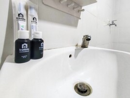 Studio | Bathroom | Shower, towels, soap, shampoo