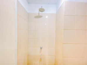 Studio | Badkamer | Een douche, handdoeken, zeep, shampoo