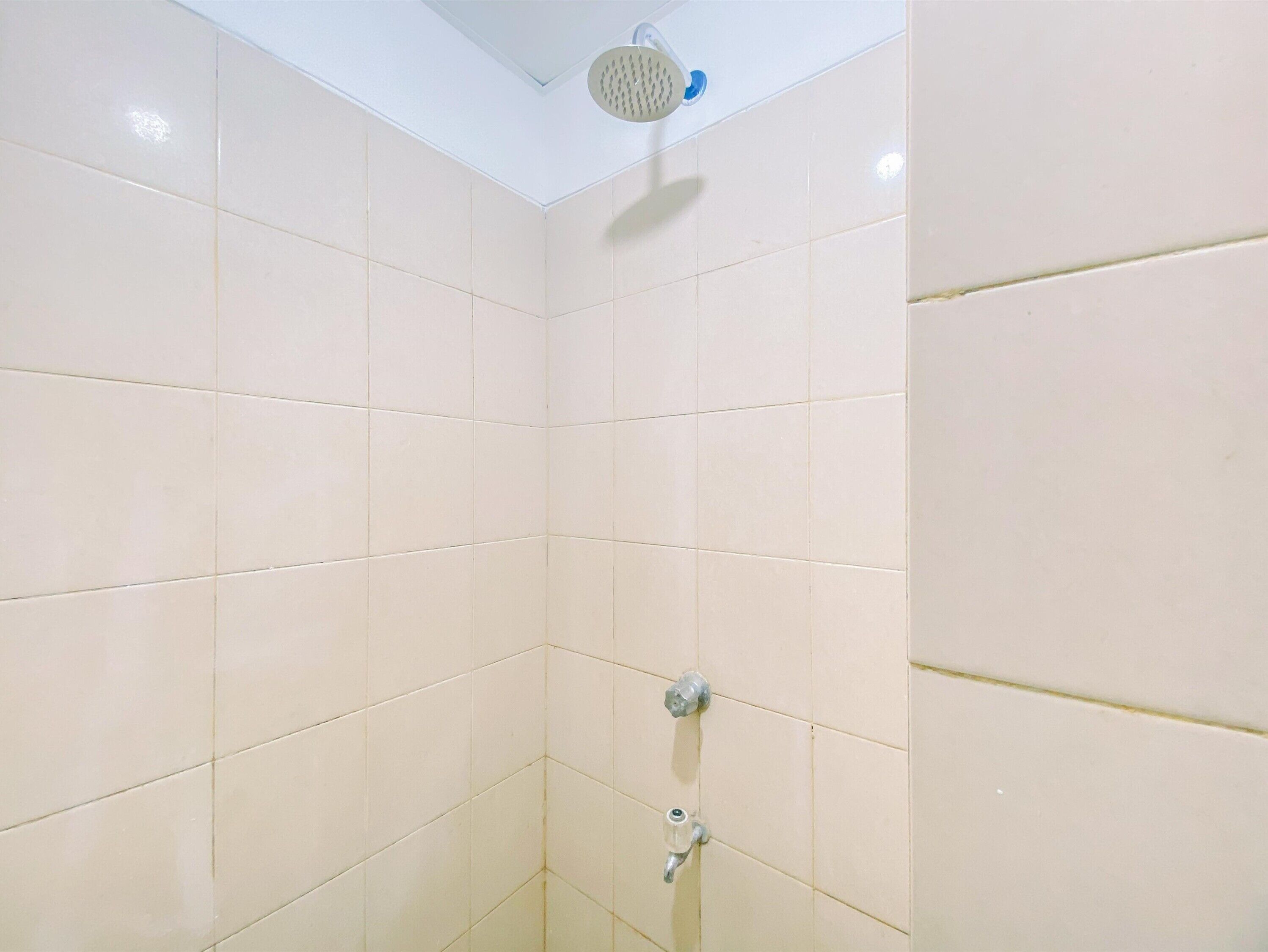 Studio | Bathroom | Shower, towels, soap, shampoo