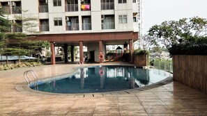Outdoor pool - Good Deal And Comfortable Studio Serpong Greenview Apartment (South Tangerang)