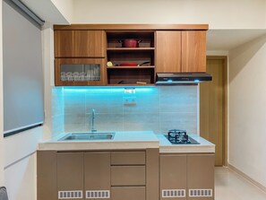 Refrigerador, placa de cocina, arrocera, mesa de comedor