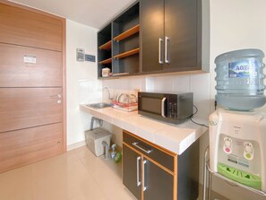 Studio | Private kitchen | Fridge, microwave, stovetop, rice cooker - The Elite Enclave Studio At Beverly Dago Apartment (Bandung)