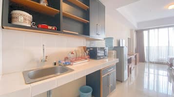 Studio | Dapur pribadi | Lemari es, microwave, kompor, dan penanak nasi