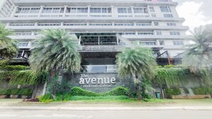 A multi-story building with a sign for 'The Avenue' and 'Parkland Serpong.' - Nice Studio At Parkland Avenue Apartment (South Tangerang)