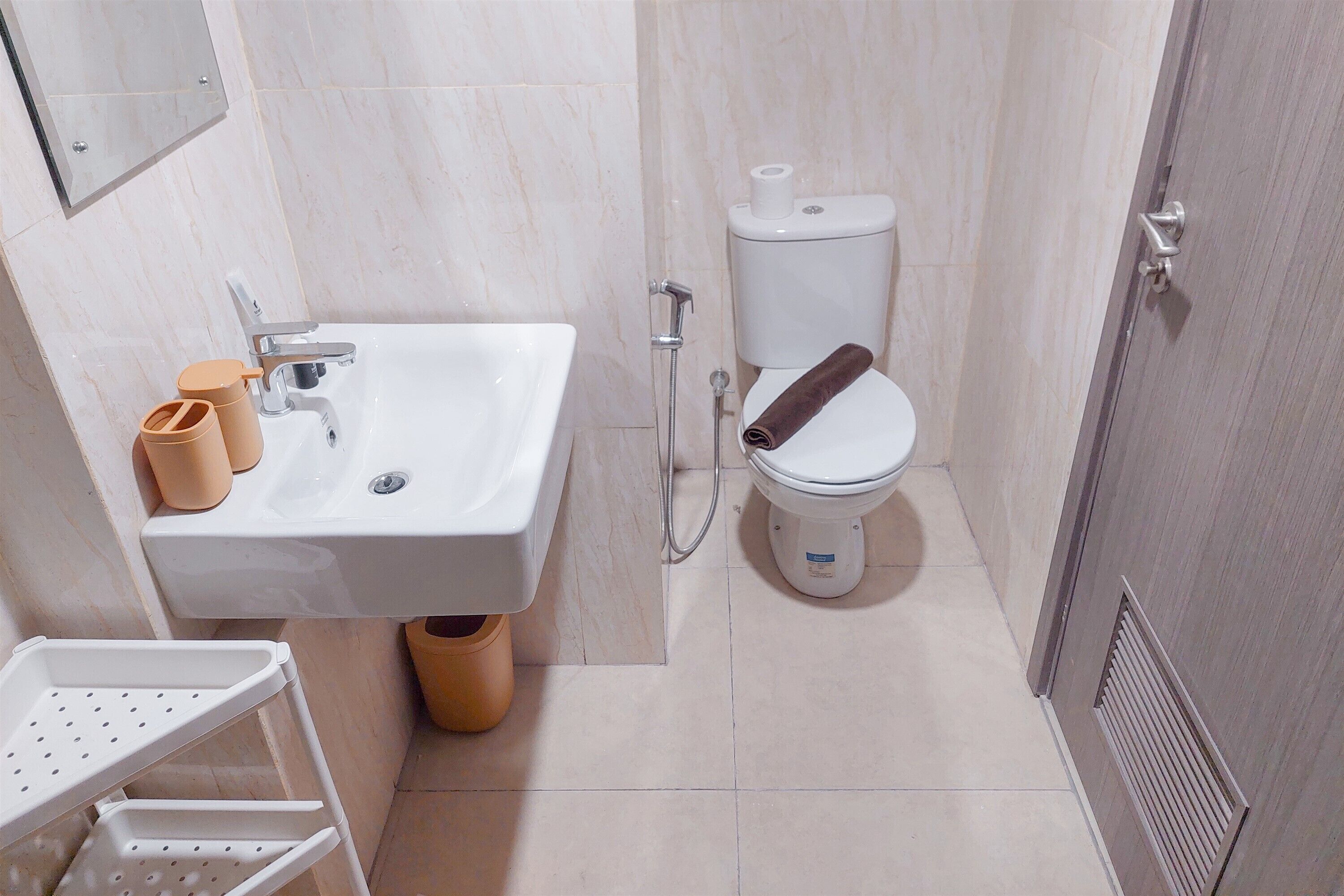 Une salle de bain avec un lavabo, des toilettes et une douche.