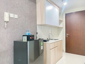 Een koelkast, een kookplaat, een rijstkoker