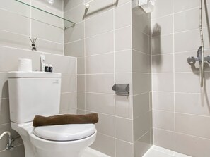 Studio | Bathroom | Shower, towels, soap, shampoo - Good And Homey Studio Apartment At Springhill Terrace Residence (Jakarta)