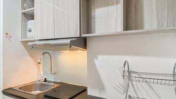 Studio | Dapur pribadi | Lemari es kecil, kompor, dan penanak nasi