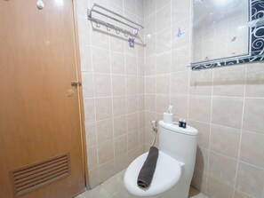 Deluxe Studio | Bathroom | Shower, towels - Great Deal Studio Room At Pinewood Jatinangor Apartment (Cileunyi)