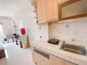 Deluxe Studio | Private kitchen | Mini-fridge, stovetop - Great Deal Studio Room At Pinewood Jatinangor Apartment (Cileunyi)