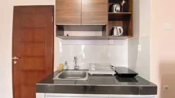 Deluxe-huoneisto | Yksityinen keittiö | Täysikokoinen jääkaappi, liesi, ruokailupöytä