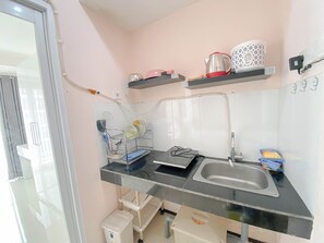 Apartment | Private kitchen | Stovetop, rice cooker, dining tables - Cozy 1Br Apartemen Gateway Pasteur (Cimahi)