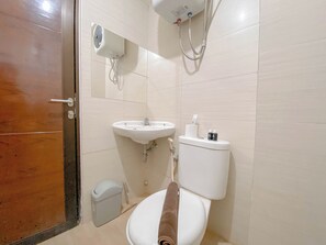 Shower, towels, soap, shampoo - Cozy 1Br Apartemen Gateway Pasteur (Cimahi)
