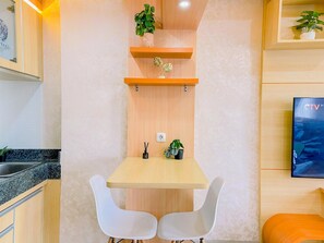 Studio | Private kitchen | Fridge, stovetop, electric kettle, rice cooker