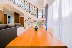 Deluxe Apartment | Living area | Flat-screen TV