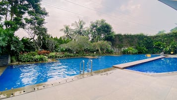 Kolam renang terbuka