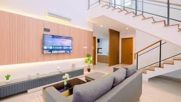 Departamento Deluxe | Área de sala de estar | Televisión de pantalla plana