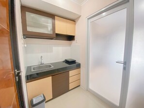 Deluxe-lejlighed | Privat køkken | Køleskab, kogeplade, spisebord