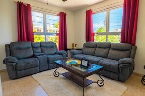 Smart TV - Chris Guest House, 2nd Floor with Shared Pool (Ensenada)