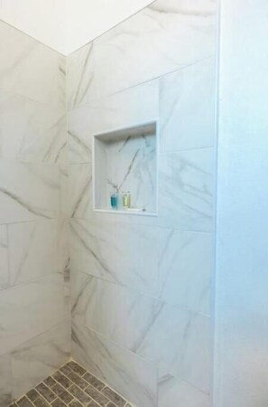 Hair dryer, towels, soap, shampoo - Chris Guest House, 2nd Floor with Shared Pool (Ensenada)
