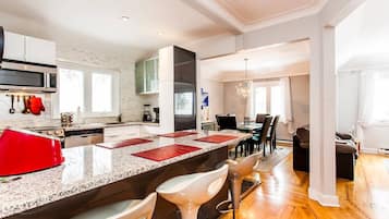 Four à micro-ondes, un four, surface de cuisson, lave-vaisselle