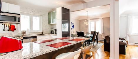Micro-ondes, four, plaque de cuisson, lave-vaisselle