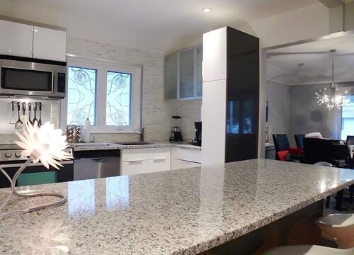 Montreal 3-bedroom renovated Upper Duplex  with parking 
Minimum 32 days rental