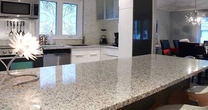 Montreal 3-bedroom renovated Upper Duplex with parking
Minimum 32 days rental